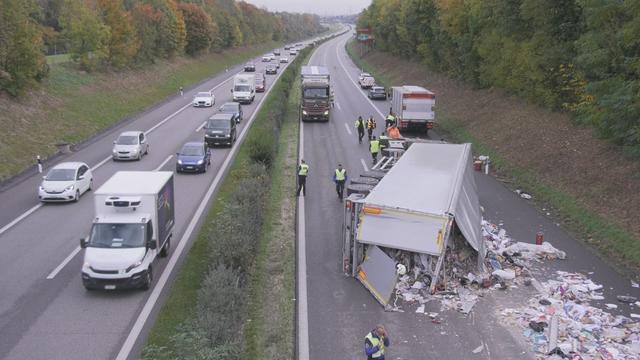 Un camion se renverse sur l'autoroute A1