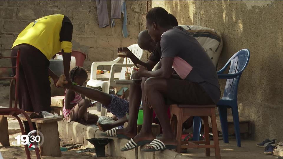 Au Sénégal, le taux de pauvreté est élevé et l'émigration est vue comme un moyen d'échapper à sa condition précaire