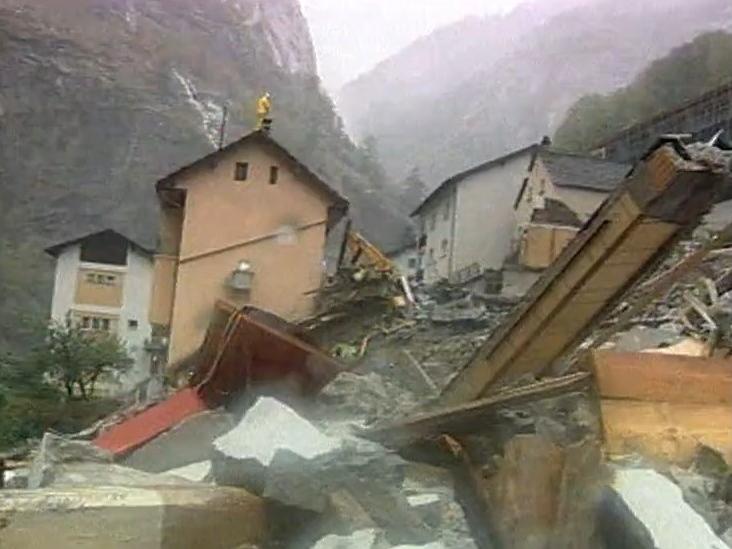 En octobre 2000, un terrible éboulement détruit une partie du village de Gondo. [RTS]