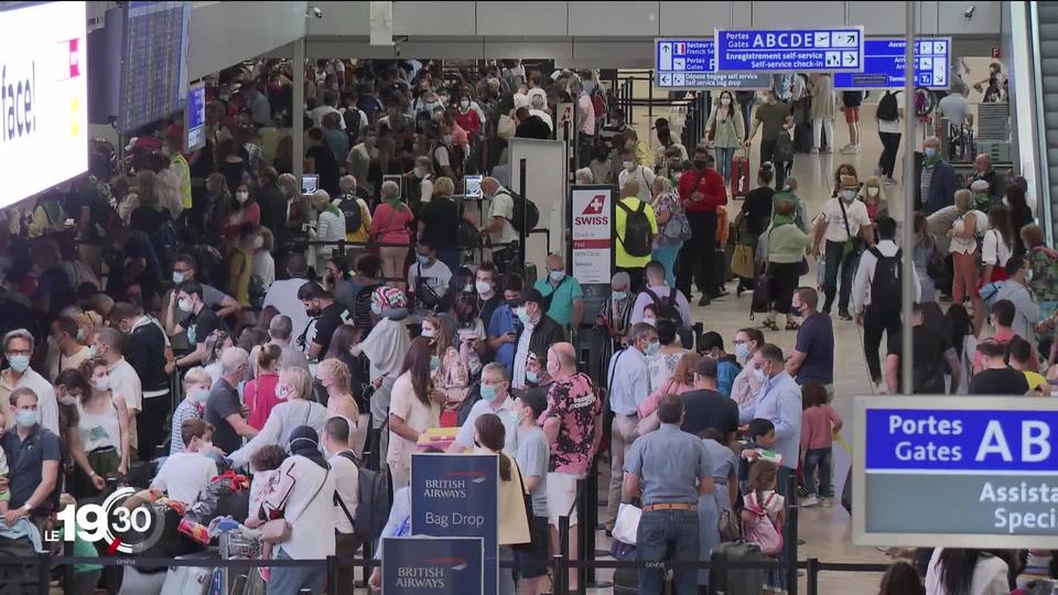 A l'aéroport de Genève, la foule et le contrôle des documents sanitaires a provoqué retards et tension.