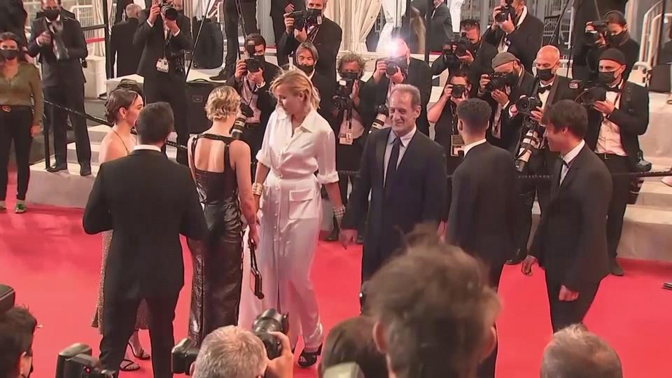 La montée des marches à Cannes de l'équipe du film "Titane"