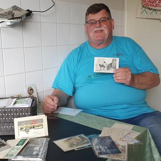 Jacques Rosset, collectionneur de cartes postales historiques, président de la société romande de cartophilie [Xavier Bloch / RTS]