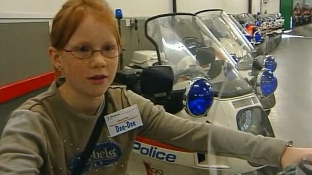 Découverte de la police lausannoise lors de la Journée des filles 2003.