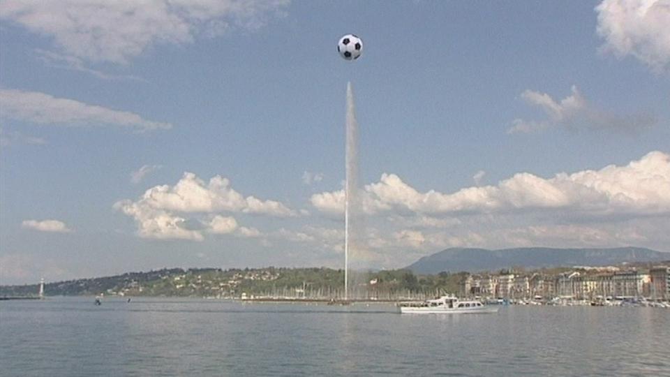 Un ballon sur le Jet d'eau en 2008. [RTS]
