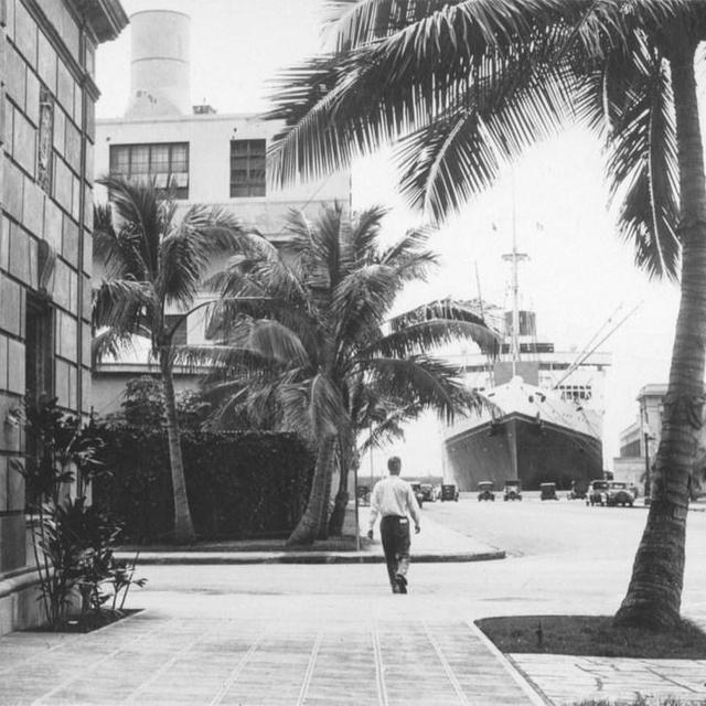 1930s Bishop Street - Ship at Dock - Honolulu Hawaii [Flickr - CC BY 2.0 - Tropic~7]