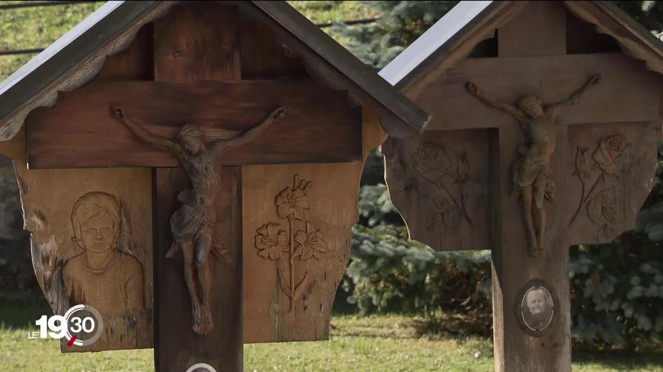 Mémoires d’outre-tombe: visite du cimetière de Jaun, où toutes les croix sont en bois sculpté. Un artisanat unique en son genre en Gruyère (FR)