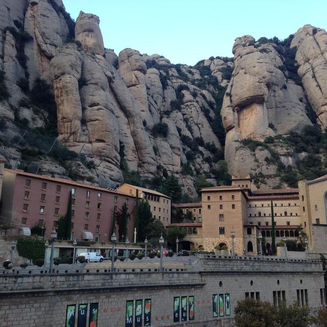 Le musée et l’abbaye de Montserrat, porte d’entrée du massif éponyme. [RTS - Anna Buy]