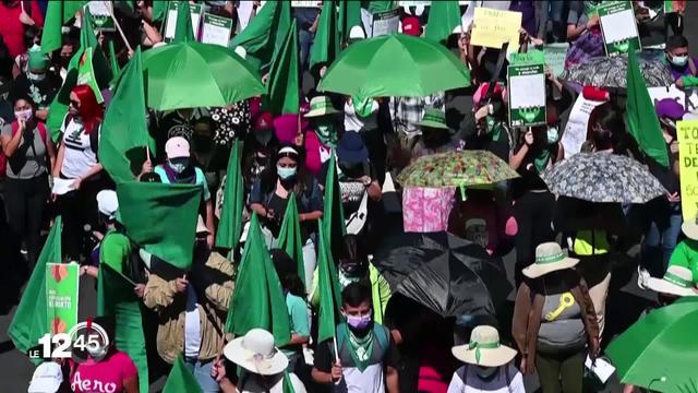 Des milliers de femmes sont dans la rue en Amérique latine pour réclamer le droit à l'IVG