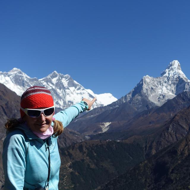 Sophie Lavaud avec pour  fond l'Everest, le Lhotse et l'Ama Dablam. [DawaSangaySherpa - DawaSangaySherpa]