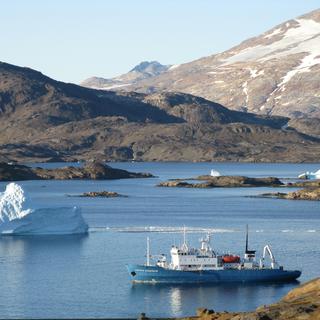 Le navire russe Pousse glace au milieu des icebergs, côte Est du Groenland. [RTS - Stéphane Cosme]