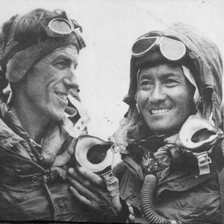 Edmund Hillary &Tenzing Norgay réussissent la première ascension de l’Everest le 29 mai 1953. [CC by SA 3.0 Unreported Wikimedia - Jamling Tenzing Norgay]