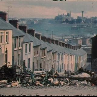 Barricades élevées par les habitants du Bogside [capture d’écran du Temps présent 21.10.1971 – RTS]