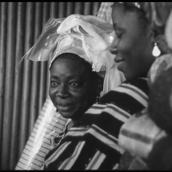 Mamie Benz au marché de Cotonou, Bénin [capture d'écran du Temps Présent 27.02.1970 - RTS]