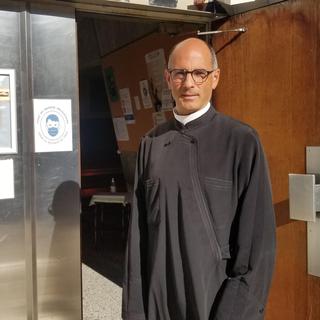 Nicolas du Chaxel, prêtre de la Fraternité Saint-Pierre à Genève [RTS Religion - Christine Mo Costabelle]