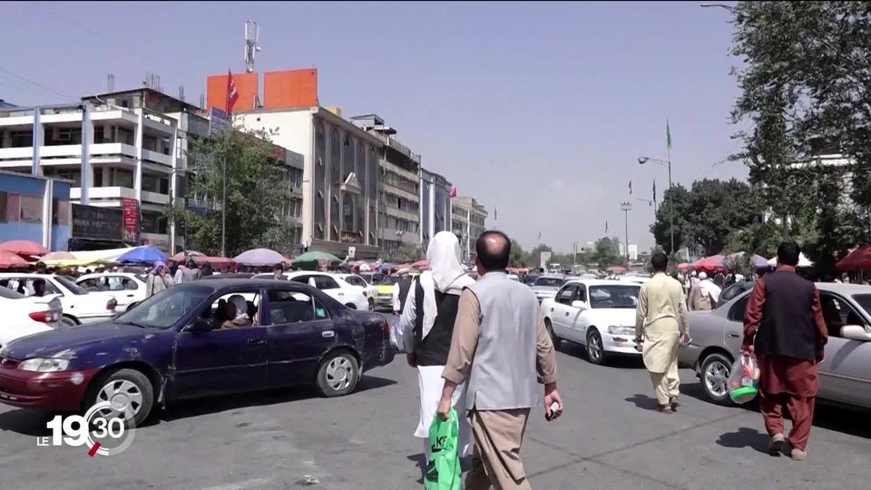 A l'aéroport de Kaboul, des milliers de personnes tentent toujours-de fuir au péril de leur vie l'Afghanistan.