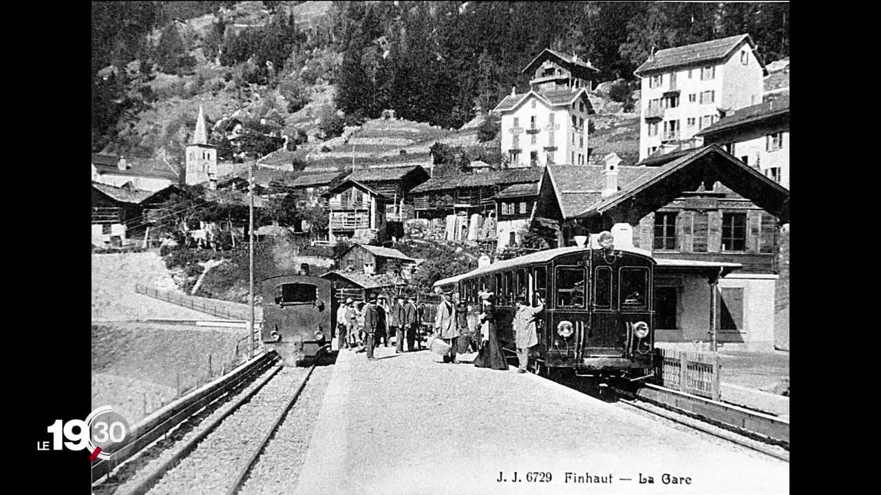 À Orsières (VS), une exposition photo met à l’honneur le regard des jeunes qui reconstituent des images du passé de leur village d’origine dans le présent