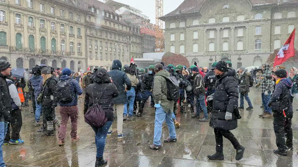 Lou Covid: les esprits s'échauffent sur la place Fédérale