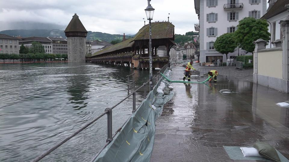 Le lac des Quatre-Cantons commence à déborder dans les rues de Lucerne