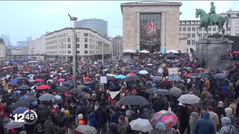 À Bruxelles, des milliers de manifestants ont protesté dimanche contre l'interdiction des activités culturelles en intérieur.