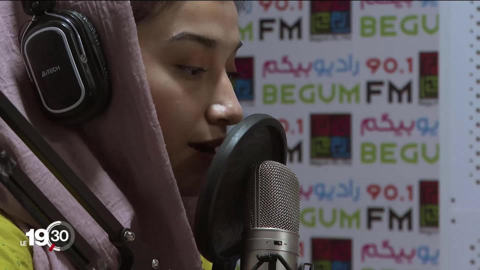 Afghanistan : les femmes journalistes ont la vie dure depuis l'arrivée des talibans. Reportage dans une radio pour les femmes.