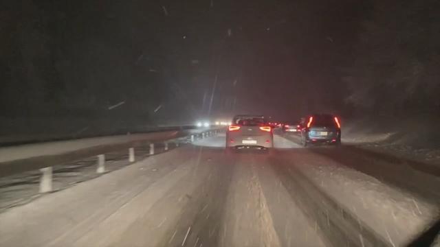 Des images de la neige sur les routes suisses mardi soir