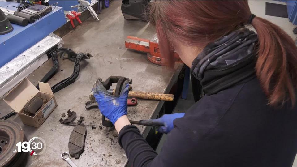 Le nombre de contrats d'apprentissage est en forte augmentation dans plusieurs cantons romands. Reportage dans le Jura.