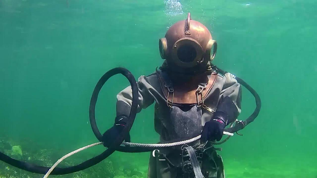 Sous l'eau: le vaudois Thierry Goël plonge en scaphandre pieds-lourds.