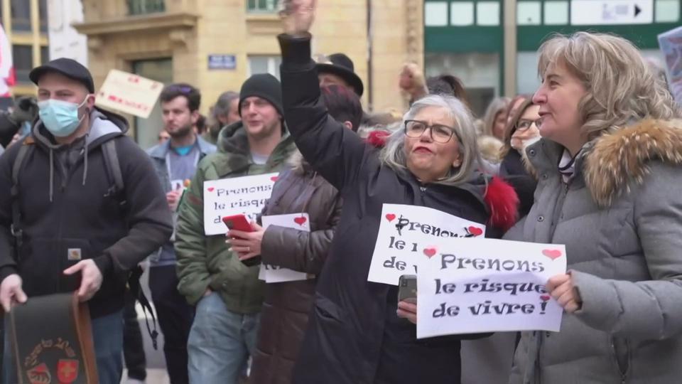 Des centaines de personnes manifestent pour les libertés à Neuchâtel