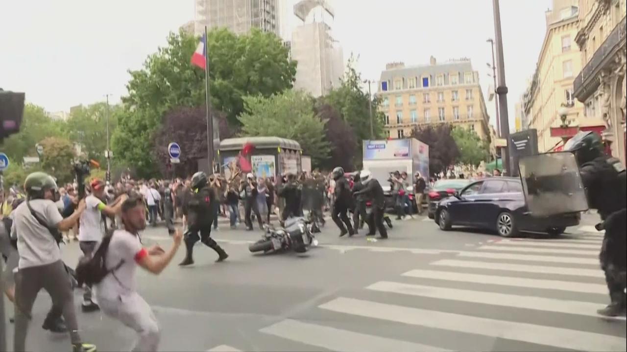 Heurts dans une manifestation à Paris contre le pass sanitaire