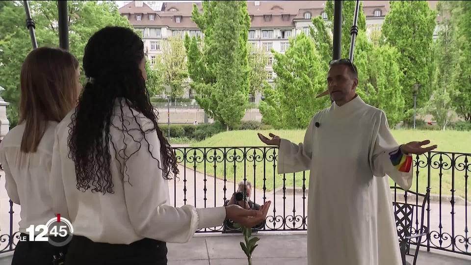 Des couples homosexuels bénis à Zürich par des prêtres opposés à la position du Vatican.