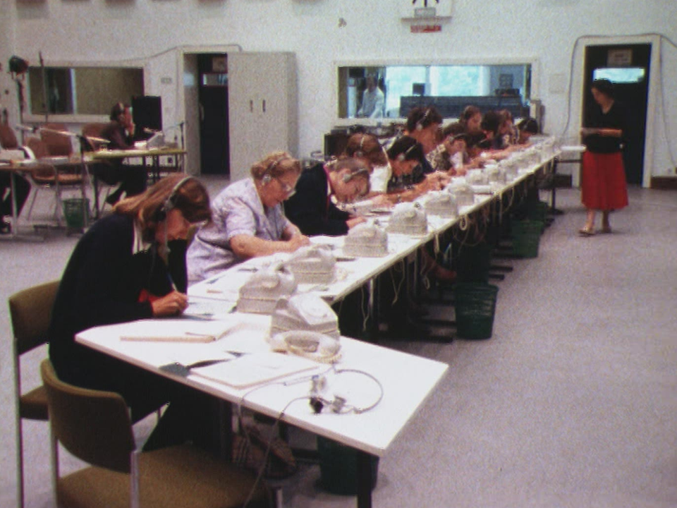 Mise en place de l'opération de la Chaîne du Bonheur pour la journée nationale des réfugiés en 1980. [RTS]