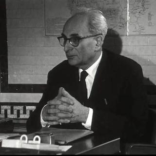L'ethnologue Claude Lévi-Strauss dans son bureau au Collège de France 1965 [capture d'écran "Personnalités de notre temps" 20.07.1965 - RTS]
