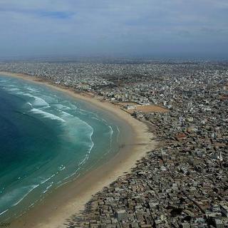 Vue aérienne sur une plage de Dakar, Sénégal [Wikimédia CC by SA 3.0 Unreported - Jessykoffi]