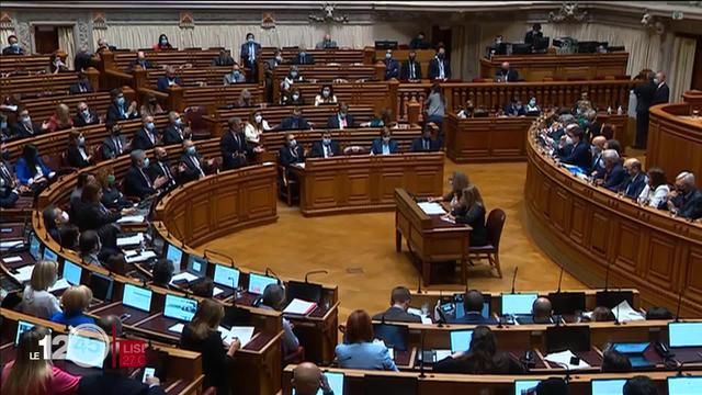 Au Portugal, le président de Sousa a décidé de dissoudre l'assemblée de la République et de convoquer des élections anticipées.