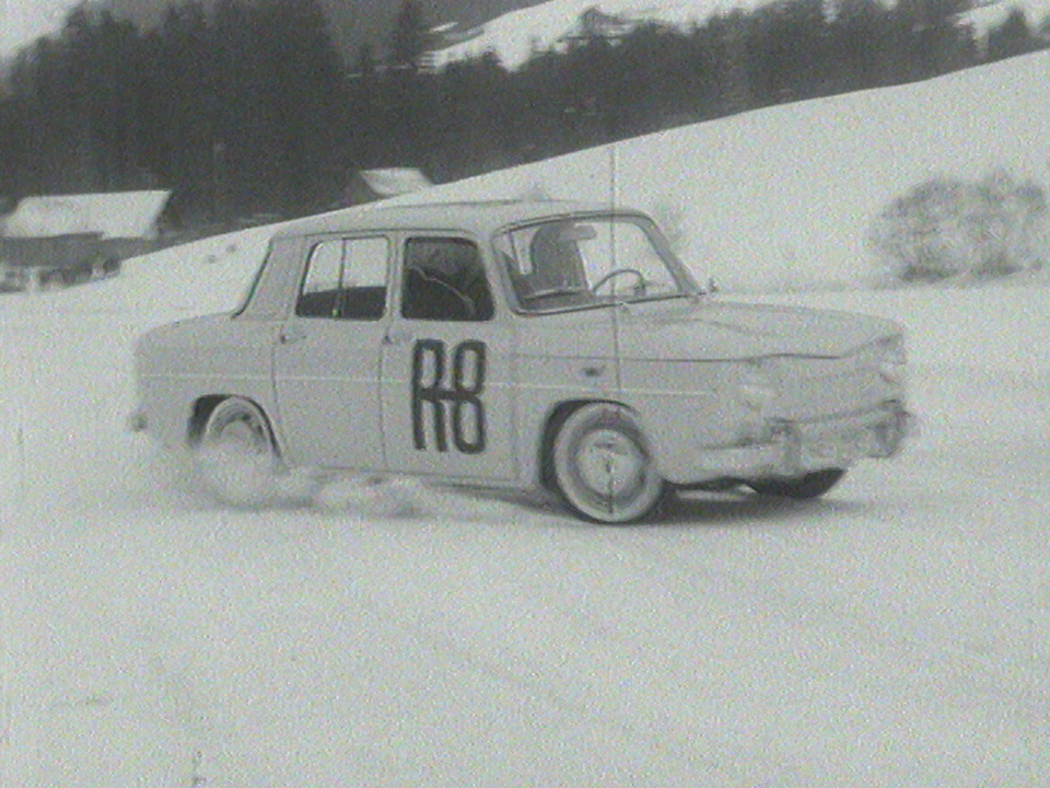 Voiture sur un lac gelé en 1964. [RTS]