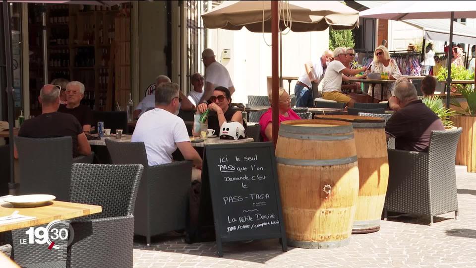 Confronté à la hausse des contaminations, la France réintroduit le port du masque en extérieur dans certaines régions. Reportage