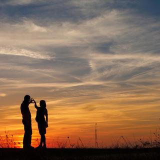 Couple au coucher du soleil [Depositphoto - Danmir12]