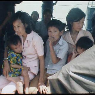 Réfugié.e.s. vietnamien.ne.s à bord du Hai Hong [Capture d'écran du Temps Présent du 18.01.1979 - RTS]