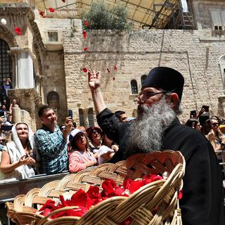Un prêtre lors  la procession de Pâques Jérusalem. [AFP - GALI TIBBON]