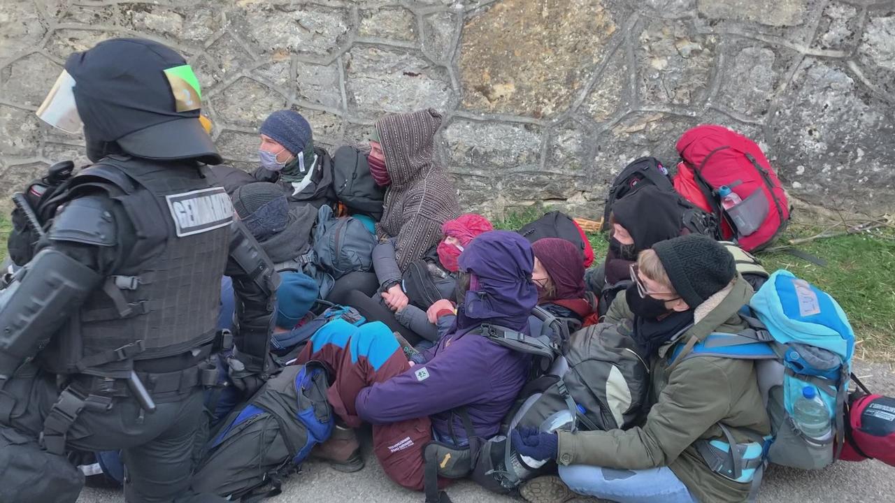 La police en action lors de l'évacuation de la ZAD du Mormont, le 30 mars 2021.