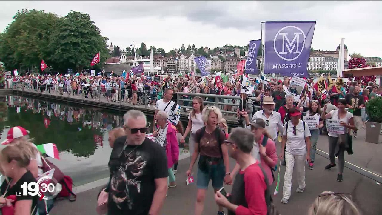 À Genève et Lucerne, des milliers de personnes manifestent contre les mesures sanitaires