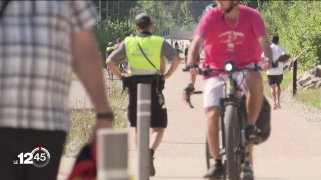 La voie verte genevoise est envahie par les trottinettes électriques. La police réalise des contrôles.