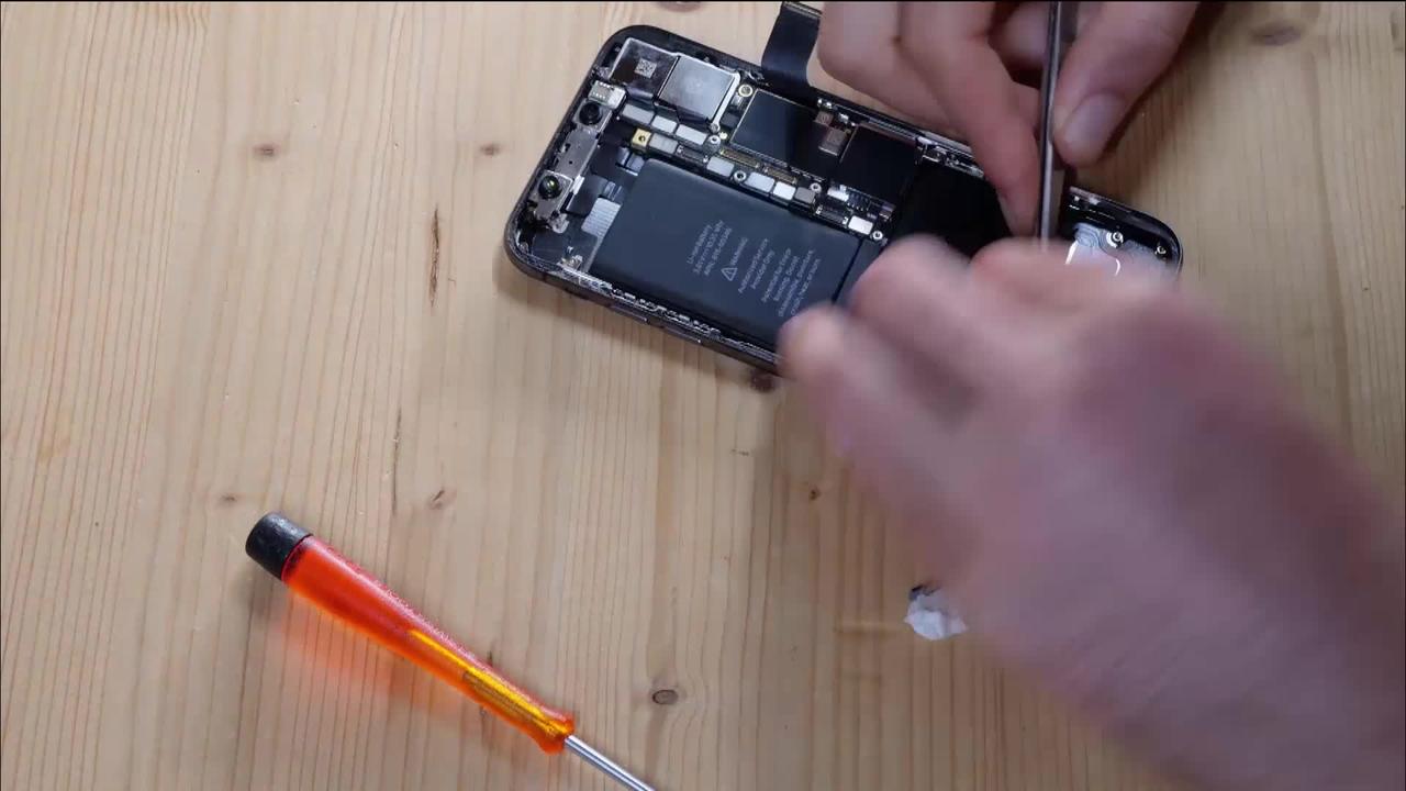 Un étudiant de l'EPFL a réussi à trafiquer son iPhone pour lui greffer une prise USB. Son enchère sur eBay affole les enchères