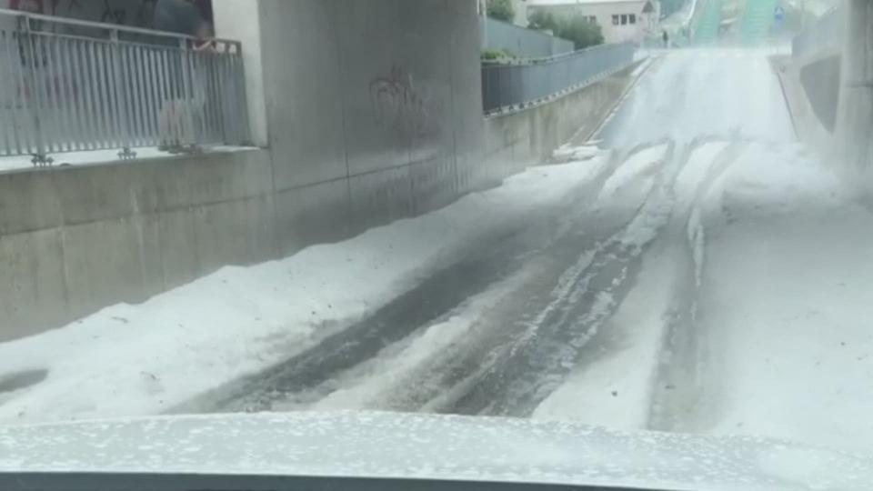 Impressionnante chute de grêle à Einsiedeln (SZ) (vidéo: Marylise Kissling)