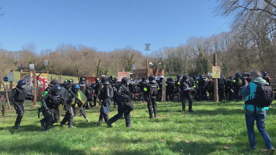 La tension monte entre policiers et zadistes au Mormont