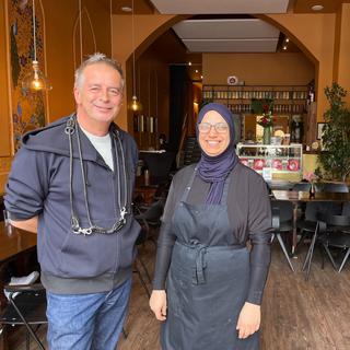 Andreas Tölke et Layali Jafaar, les deux «boss» du restaurant Kreuzberger Himmel, à Berlin. [RTS Religion - Carole Pirker]