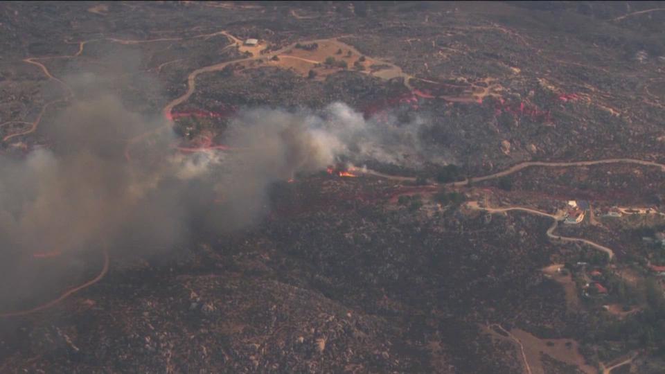 Les alentours de la ville californienne de Hemet en proie aux flammes