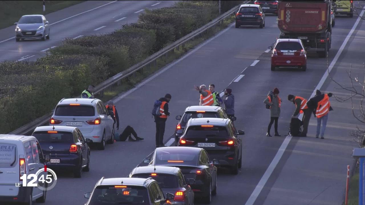Des activistes du climat bloquent brièvement l'autoroute au sud de Lausanne