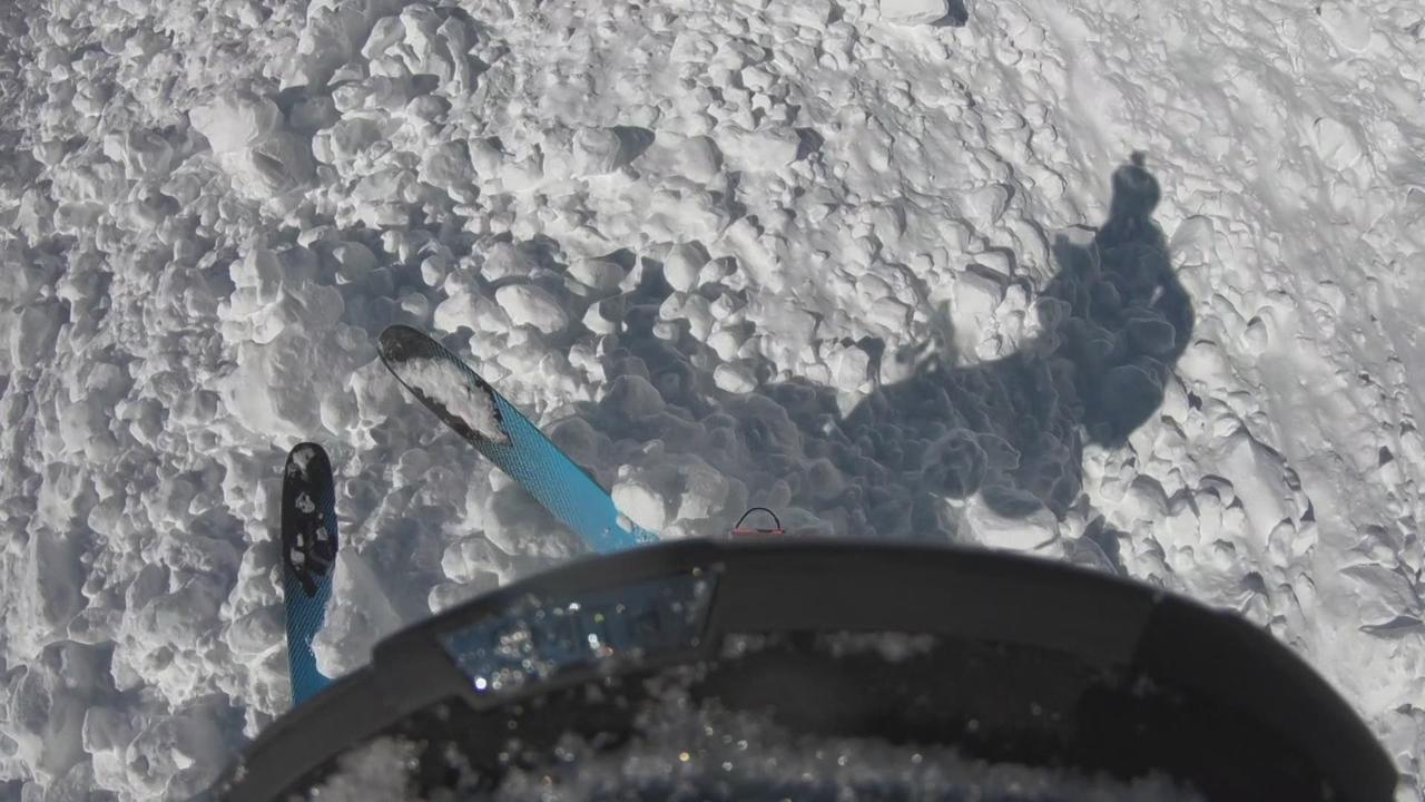 Avalanches 15 Minutes vidéo: Forrest Schorderet est à la recherche de son frère Lake, enseveli sous une avalanche. Saint-Luc, le 20 mars 2021. [Forrest Schorderet]