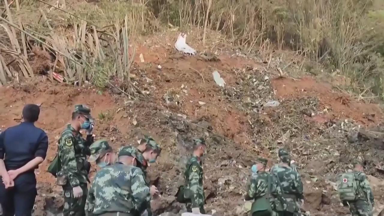 Le site de l'accident d'avion passé au peigne fin en Chine